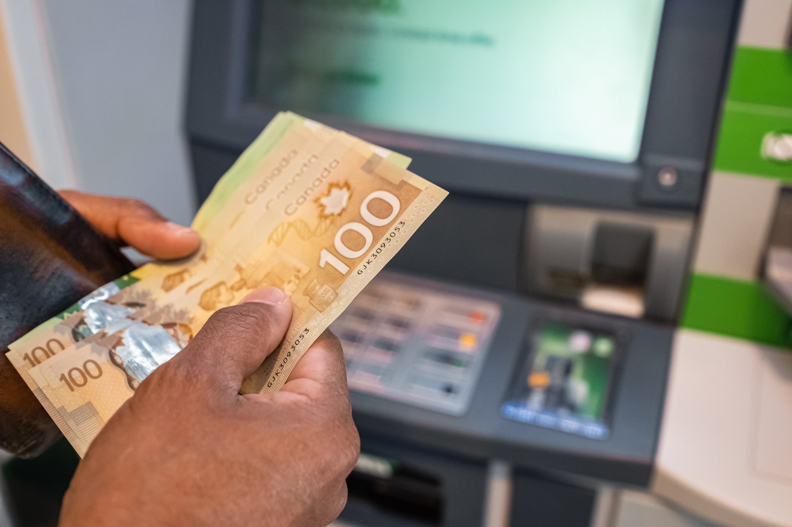 Les Québécois et les autres Canadiens paient trop chers en frais bancaires 