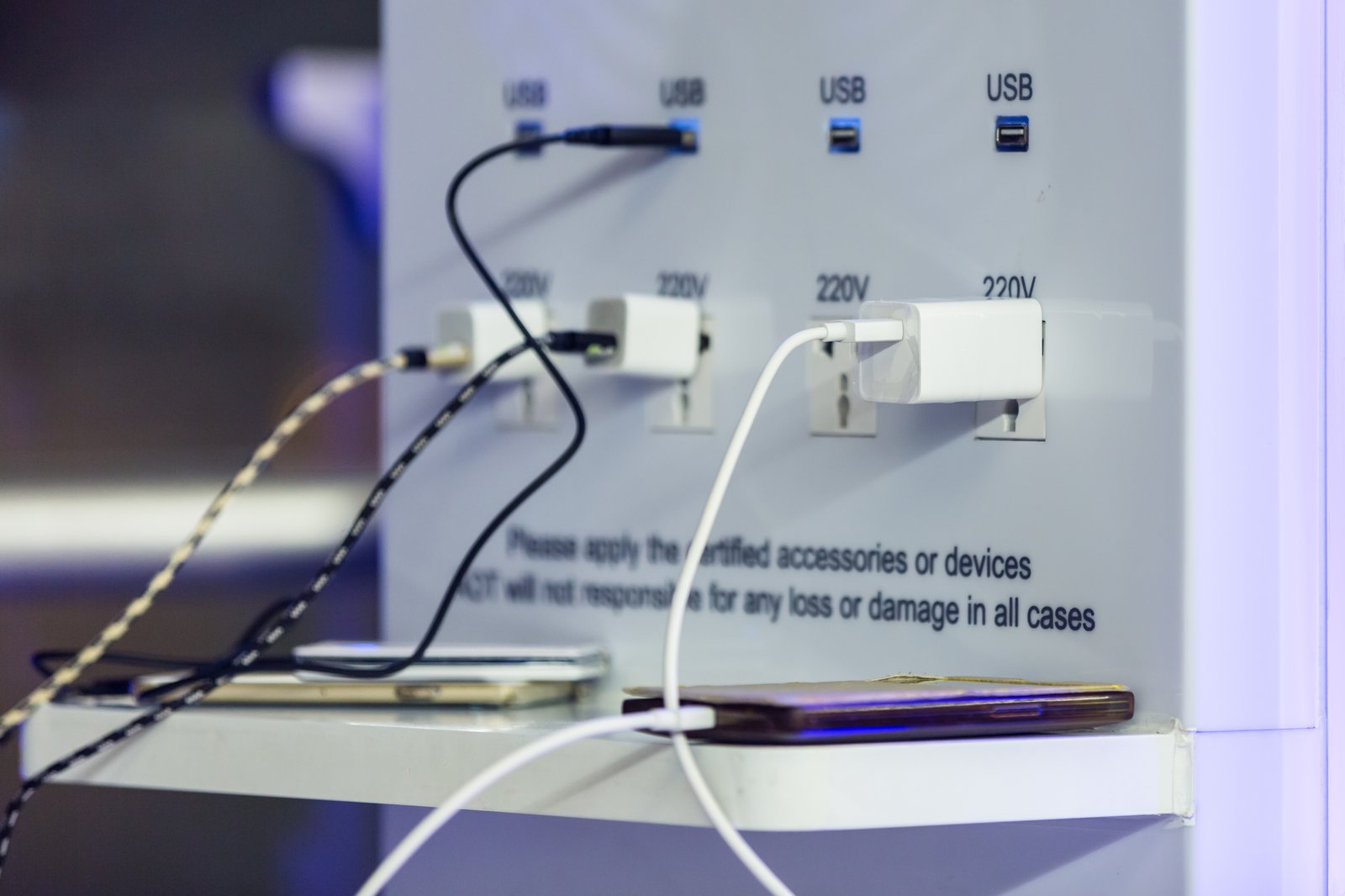 Voici pourquoi vous ne devriez jamais recharger votre téléphone sur une borne USB publique