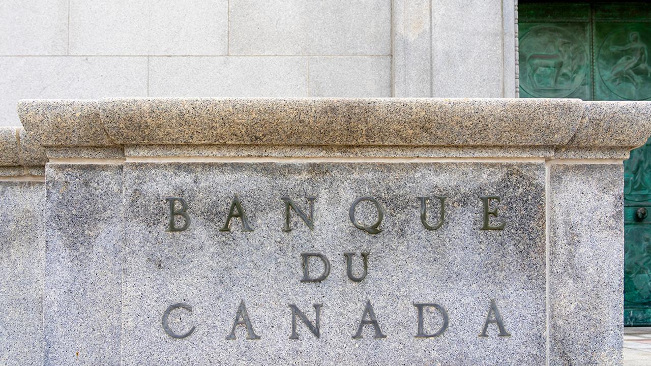 La Banque du Canada est catégorique qu'une baisse du taux directeur s'en vient.