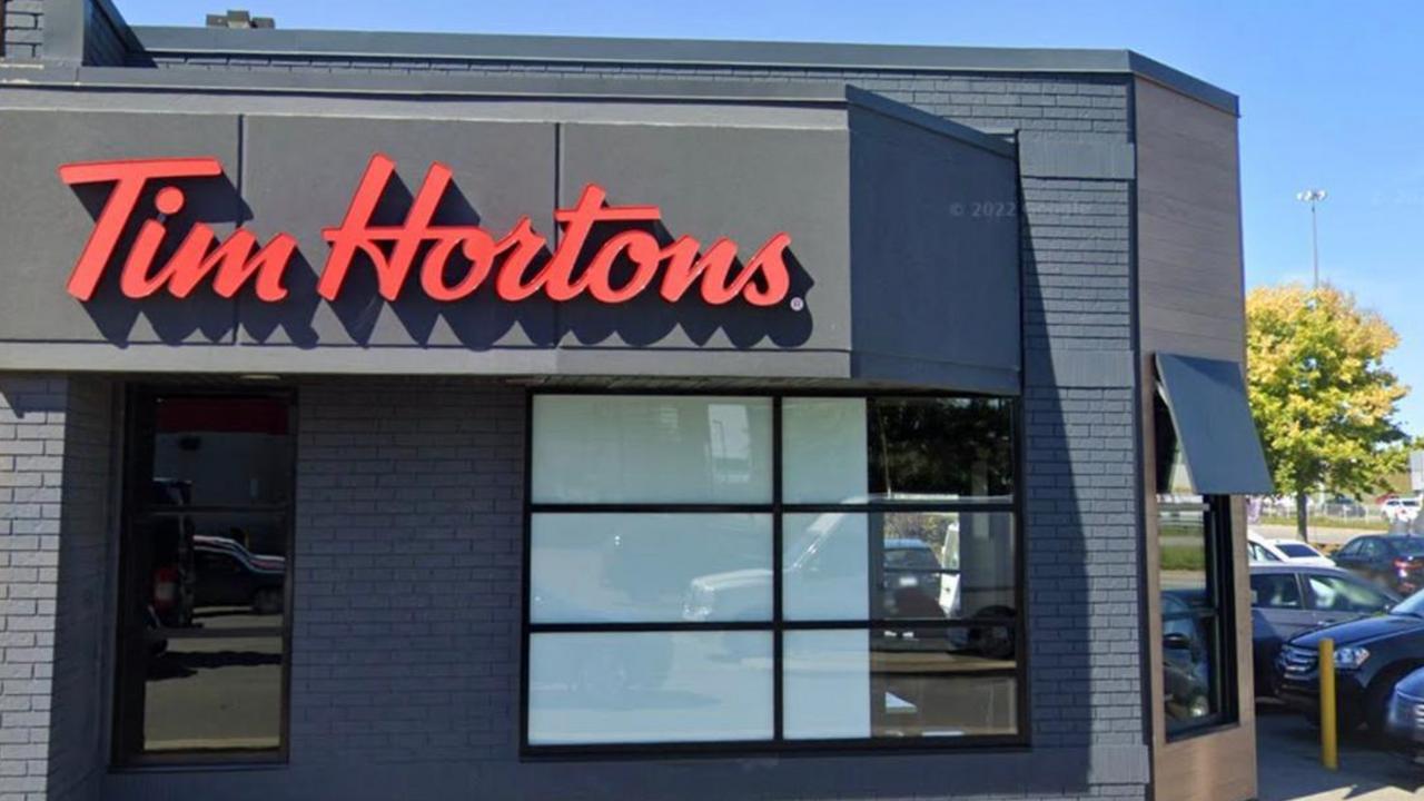 Un jeune Québécois explique pourquoi il est heureux de travailler chez Tim Hortons