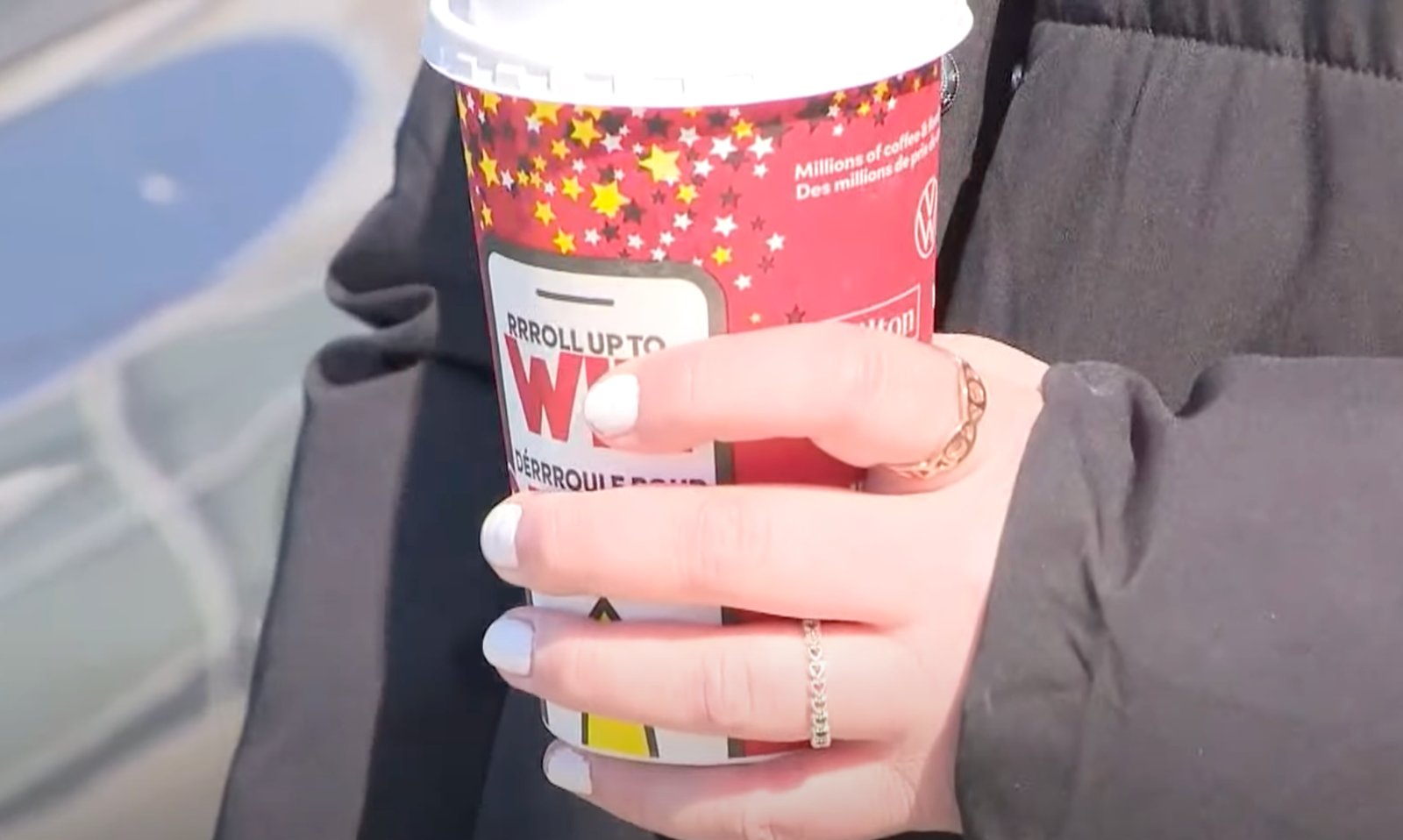 Des Québécois frustrés car ils croyaient avoir gagné 10 000 $ chez Tim Hortons
