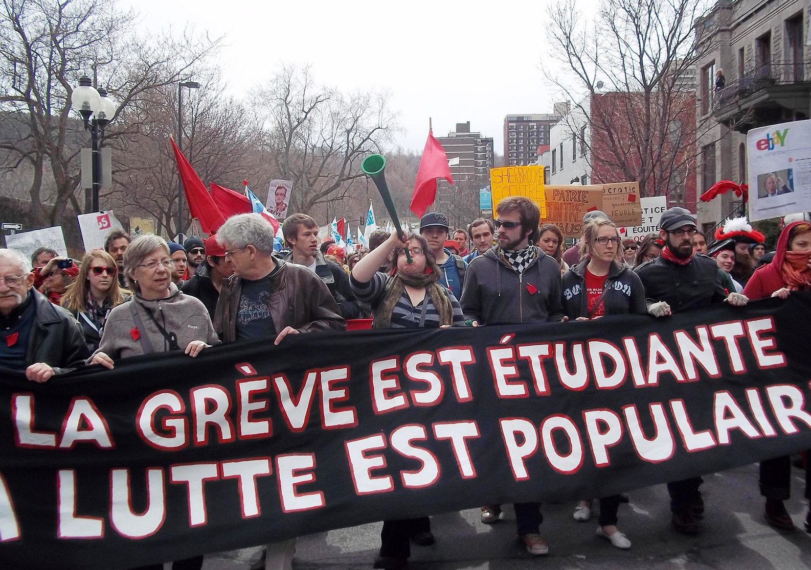 Des dizaines de milliers d'étudiants en grève pour obtenir la gratuité scolaire