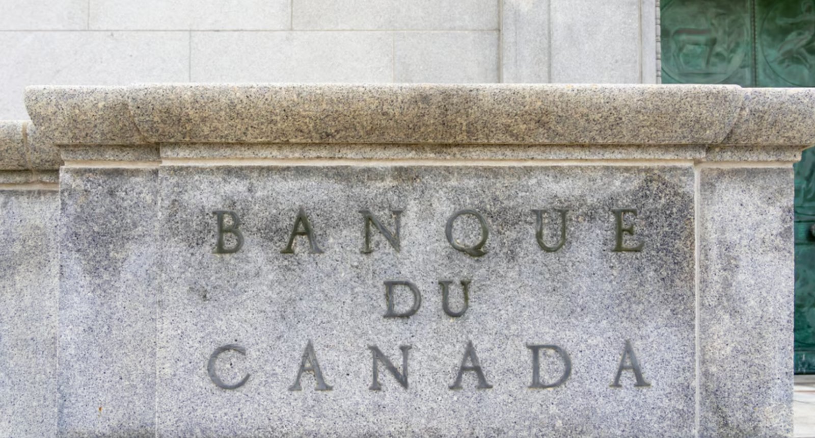 Le gouverneur de la Banque du Canada indique que d'autres baisses du taux directeur sont à venir.