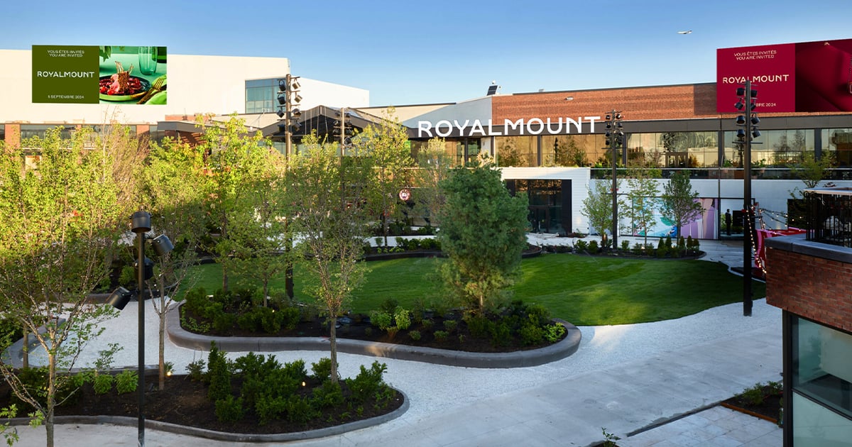 Le méga centre commercial Royalmount ouvre ses portes cette semaine et c'est immense.