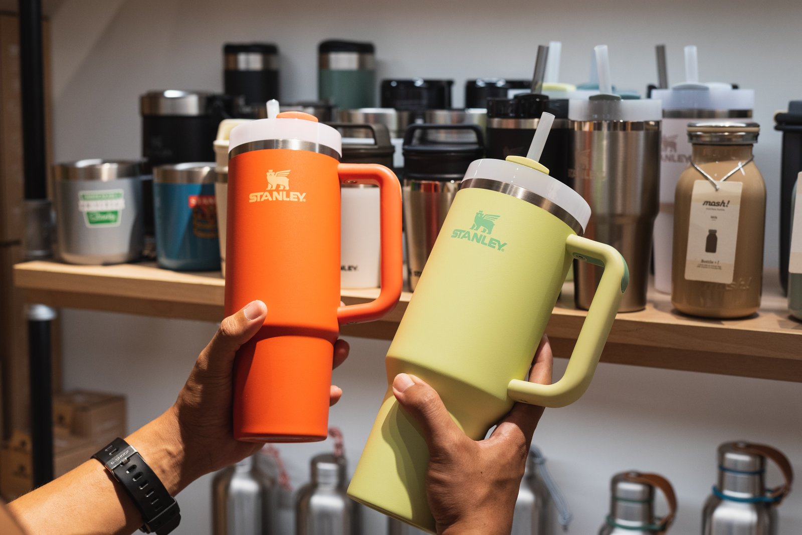 Des populaires tasses Stanley font l'objet d'un rappel en raison de trois cas de brûlures au Canada.