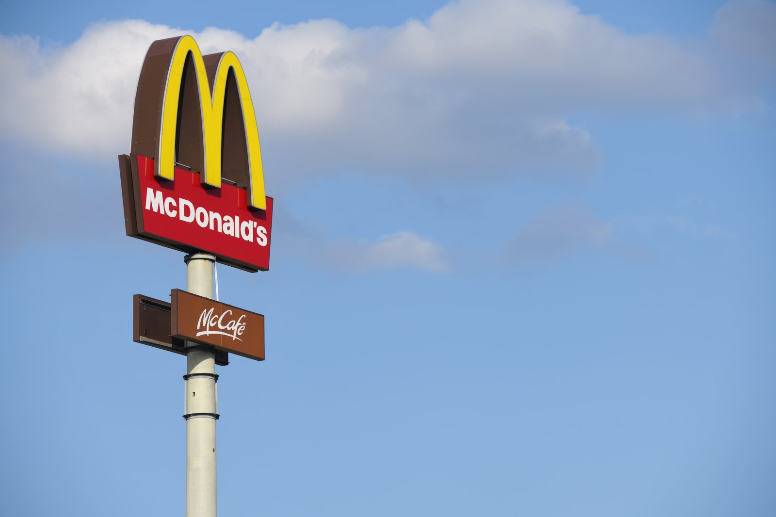 Un McDonald's des Laurentides t'offre 1000 $ si tu viens y travailler