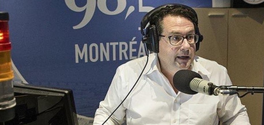 Bernard Drainville pète sa coche en direct contre les délais interminables pour renouveler son passeport