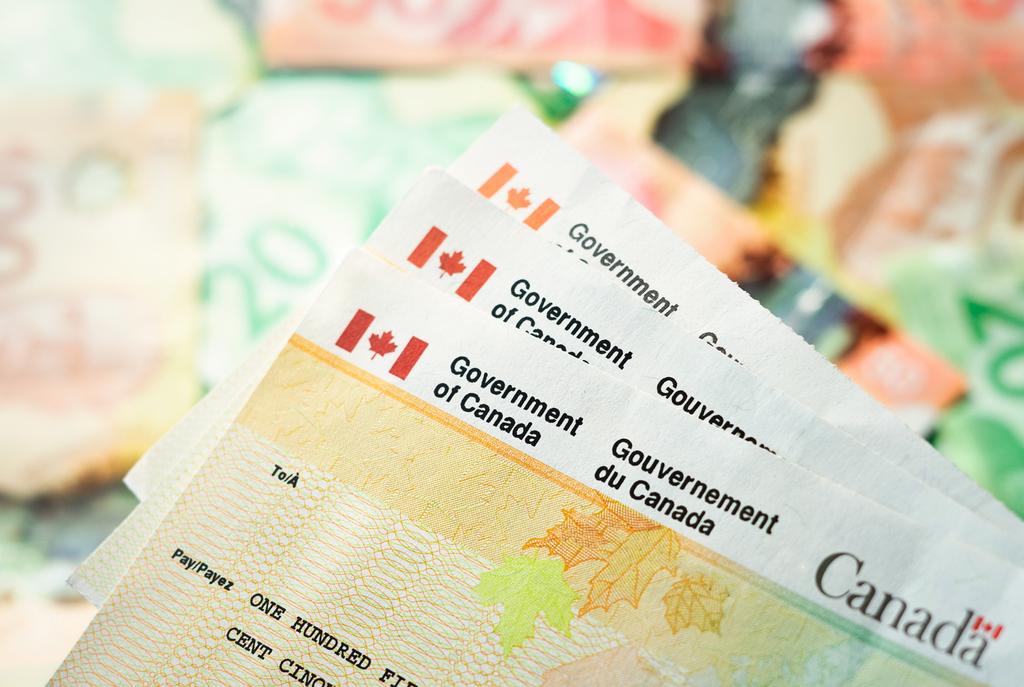 Une femme doit rembourser 6000$ à l'ARC pour la PCU que ses frères décédés ont perçue.
