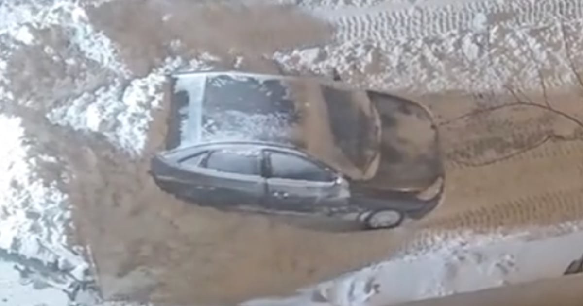 Une voiture remorquée d'une manière complètement inattendue à Montréal
