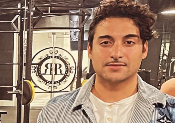 James William Awad cherche un assistant personnel et affirme que le salaire annuel est d'un million $