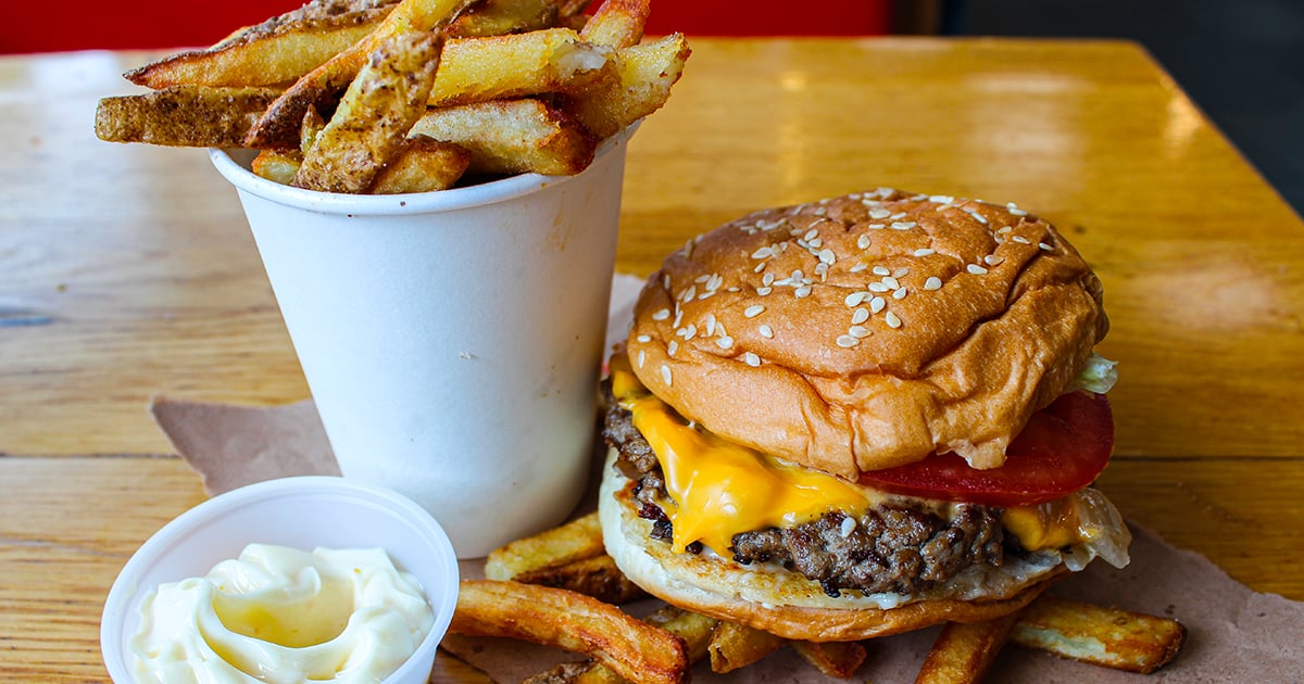 Des internautes scandalisés par un combo cheeseburger à 32 $