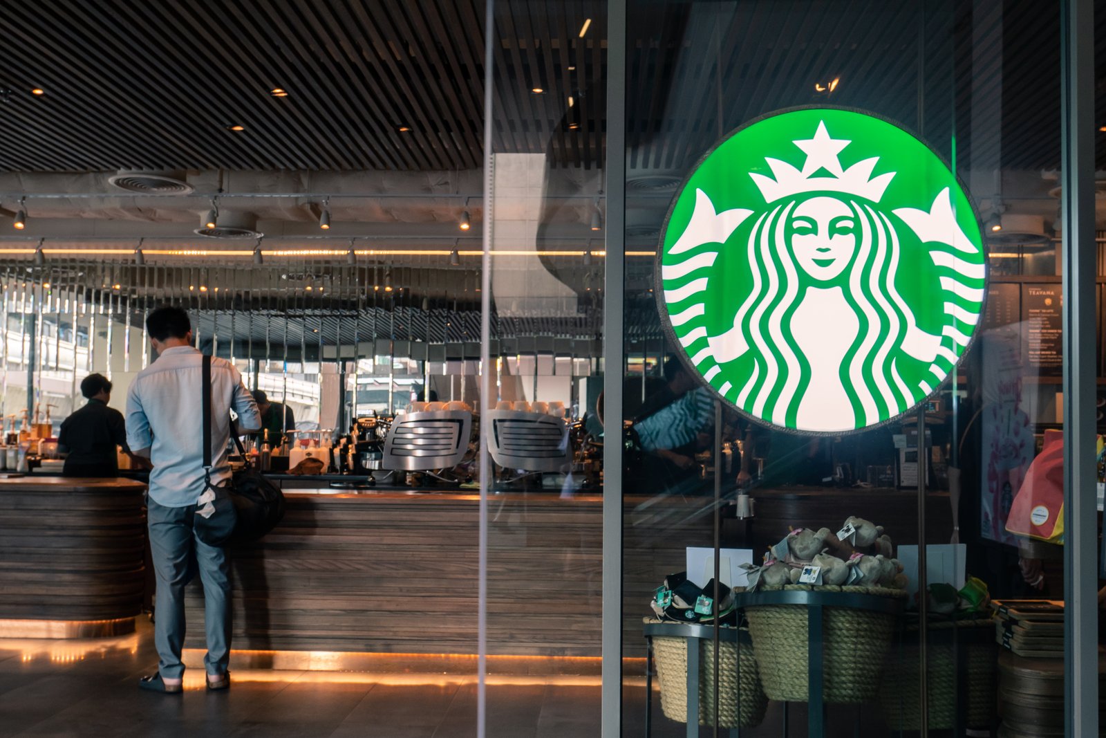 Le nouveau patron de Starbucks devra faire un vol de 1 600 km en jet privé pour se rendre au travail.