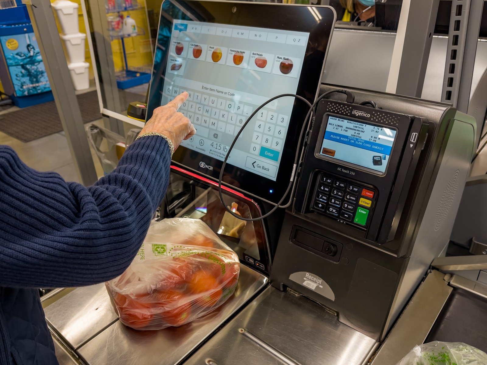Des clients vraiment pas contents que des caisses automatiques leur demandent du pourboire