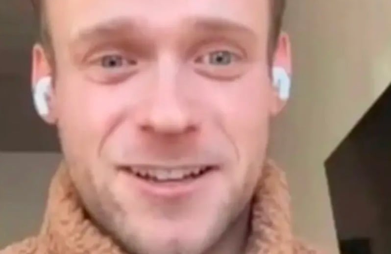 Un homme achète un appartement sur un bateau de croisière car c'est moins cher qu'en ville.