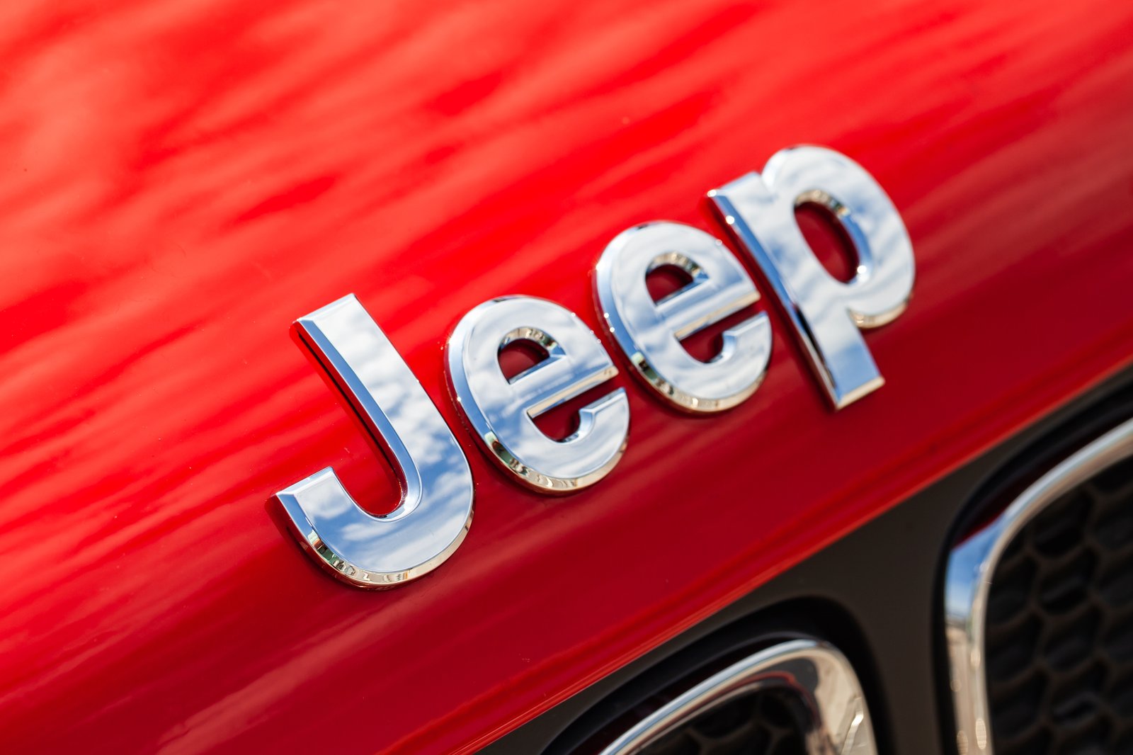 Jeep procède à un important rappel car un défaut sur le volant pourrait causer une perte de contrôle du véhicule.