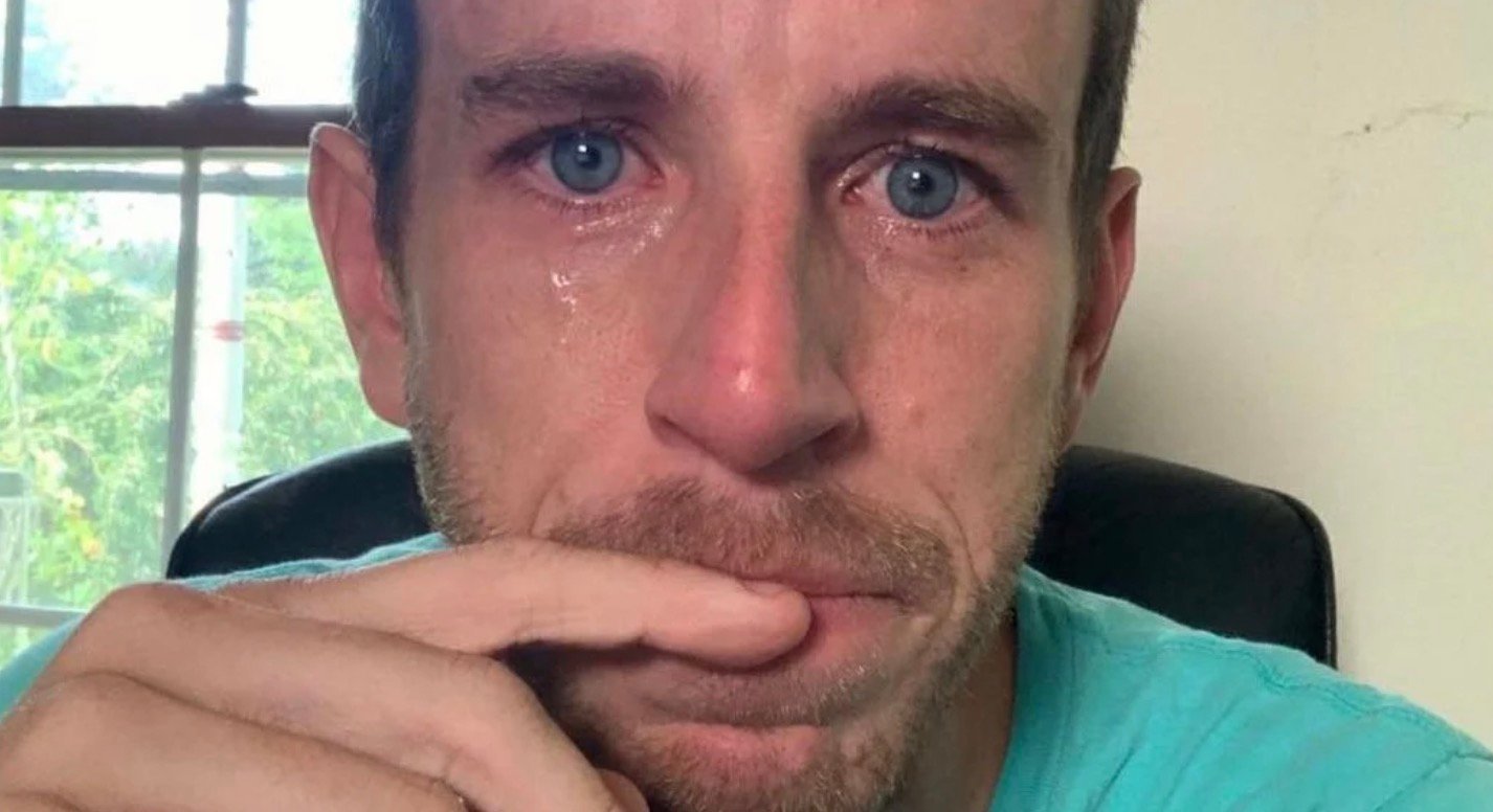 Un PDG soulève la colère en publiant une photo de lui qui pleure après avoir congédié des employés.