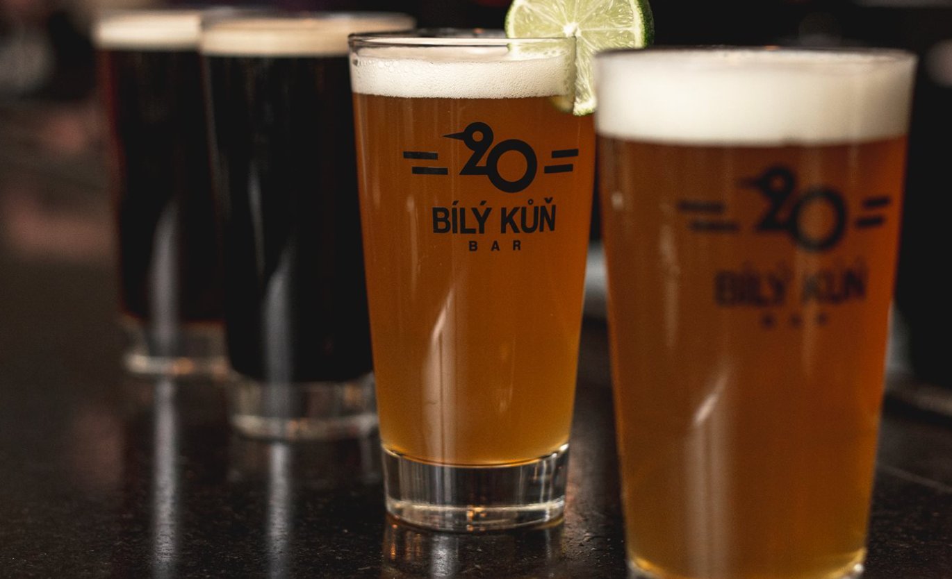 Pour célébrer ses 25 ans, un bar de Montréal vend sa bière au prix d'antan 