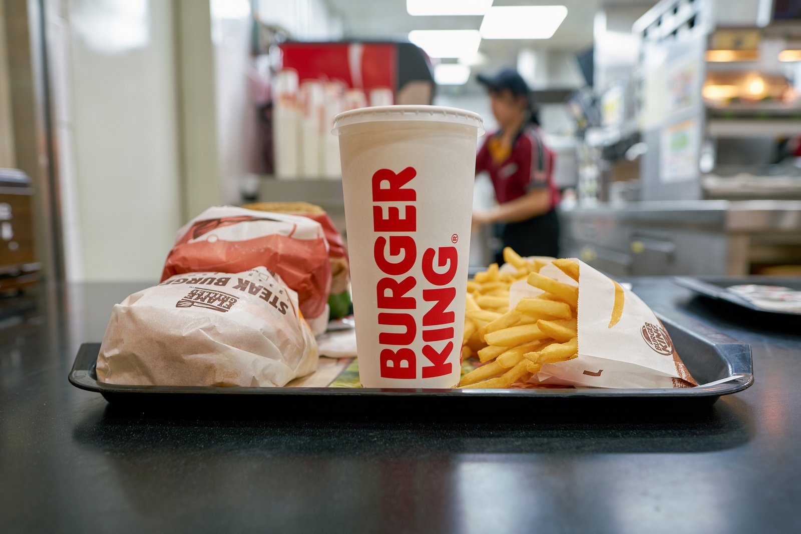 Des employés de fast-food payés à 20$/heure font sauter les prix sur le menu  