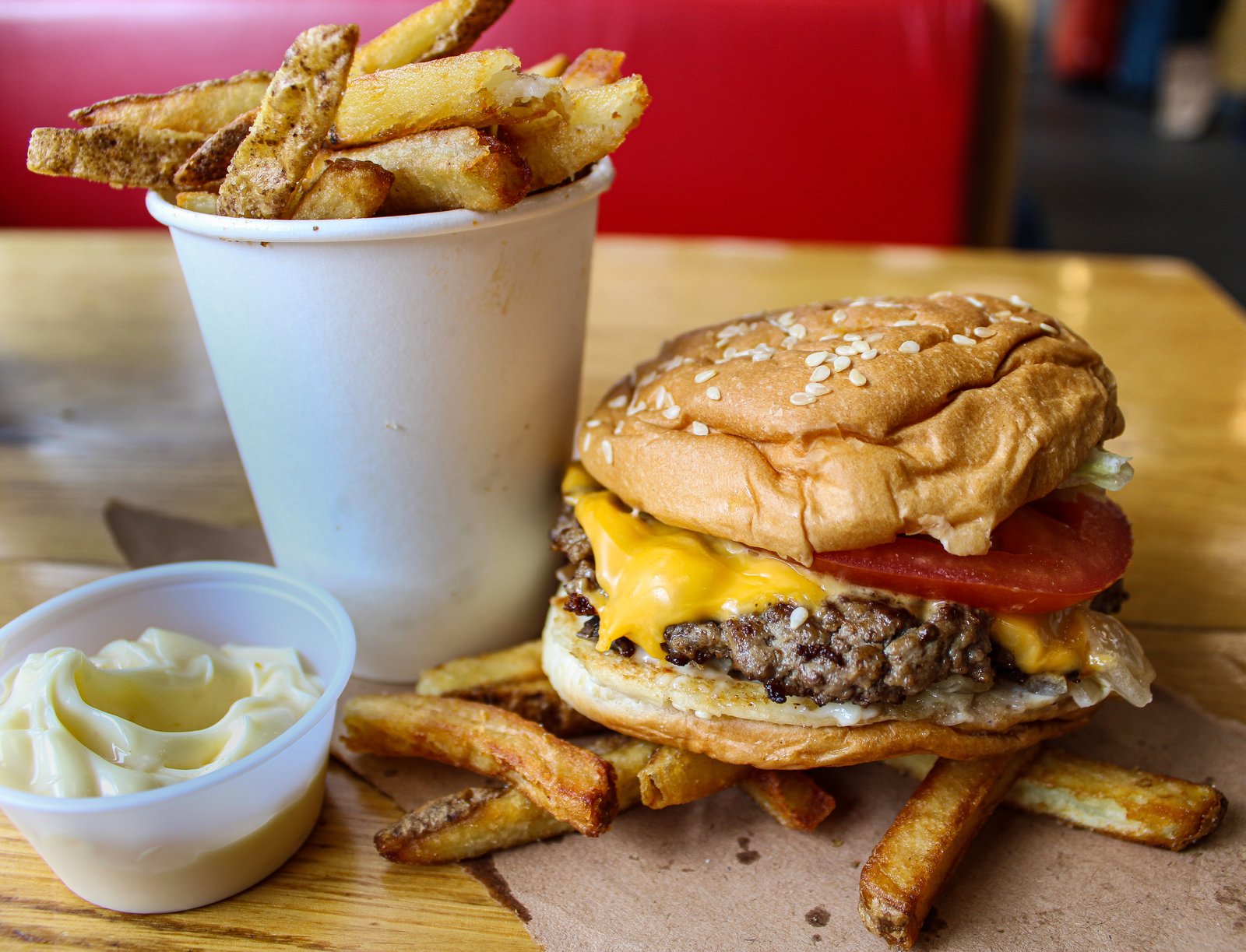 Un ancien chef explique pourquoi les prix grimpent en flèche dans les fast-food comme Five Guys.
