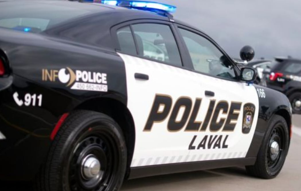 Intercepté par la police, un jeune homme se voit remettre une contravention de plus de 3000$