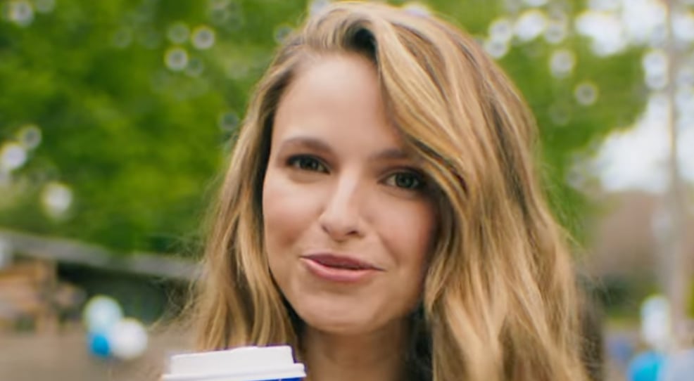 Sarah-Jeanne Labrosse présente le nouveau verre de Tim Horton's pour célébrer la Saint-Jean