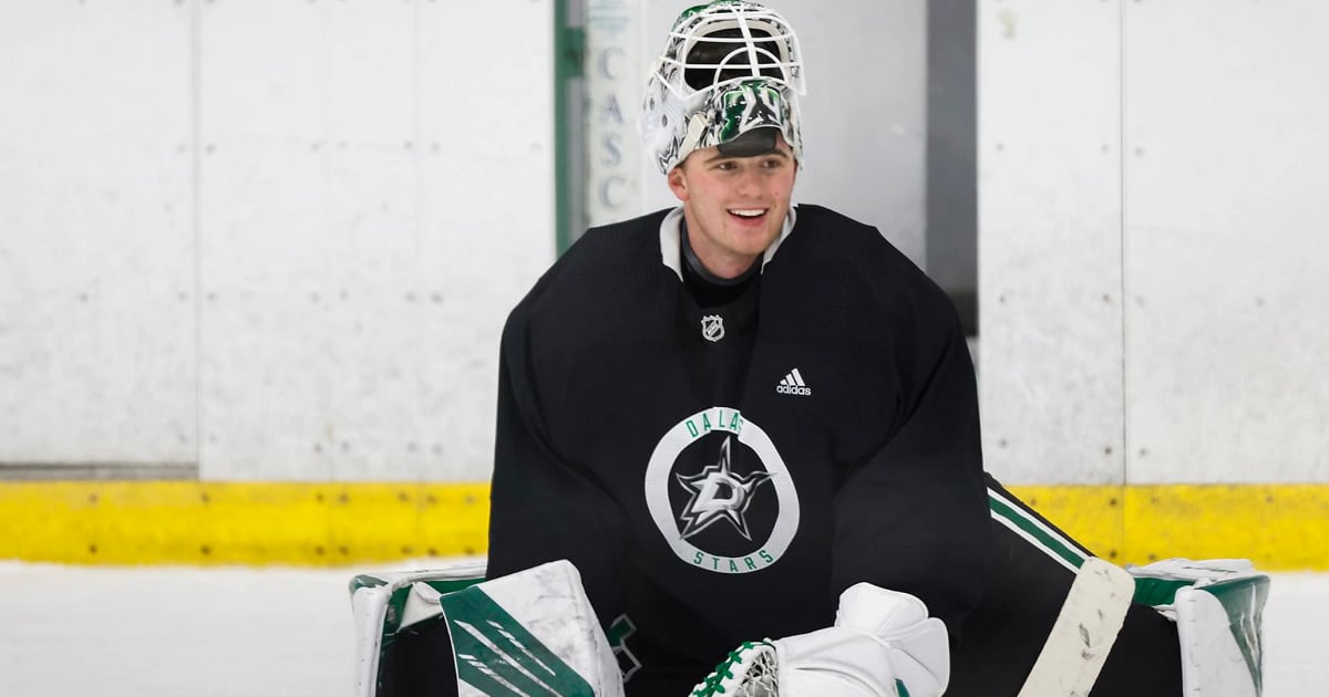 No deals for Oettinger and Robertson with training camp drawing near.