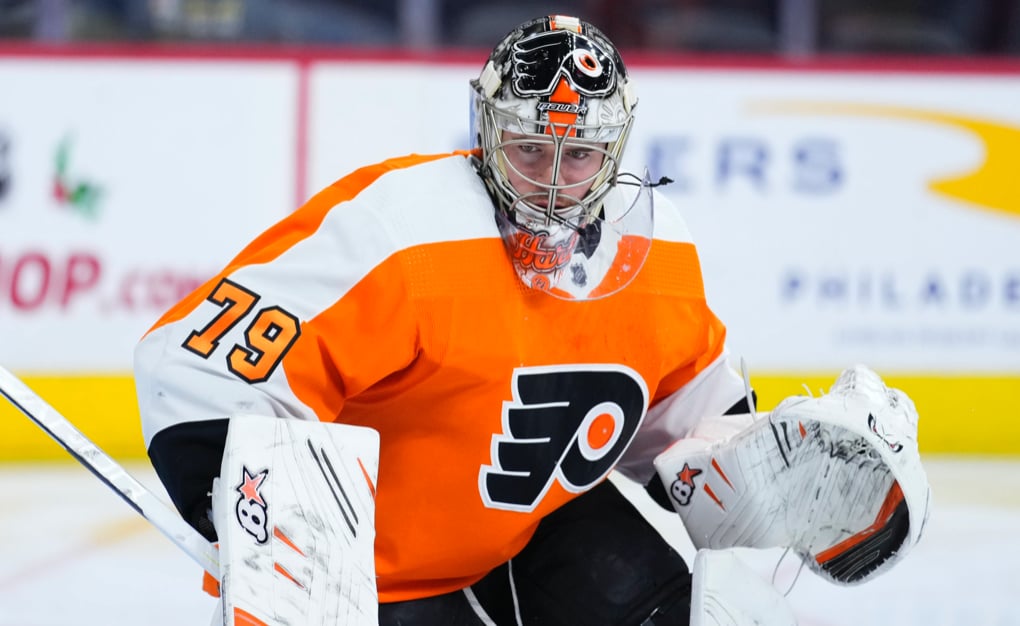Carter Hart forced from Flyers game after injury 