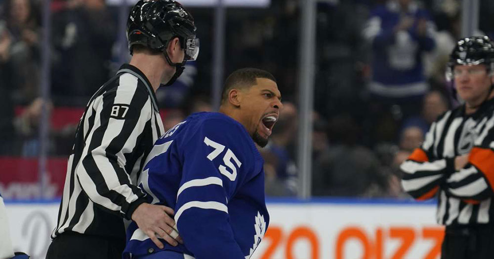 Reaves flexes on fans... despite the fact that his team lost