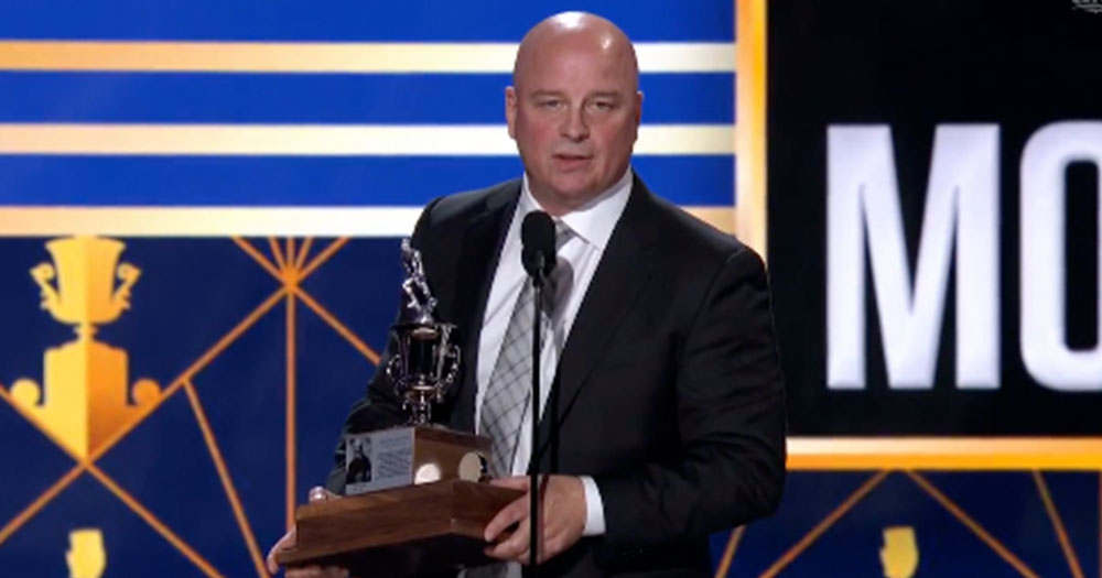 Coach Montgomery delivers an emotional speech on his recovery from alcoholism in Jack Adams Award acceptance
