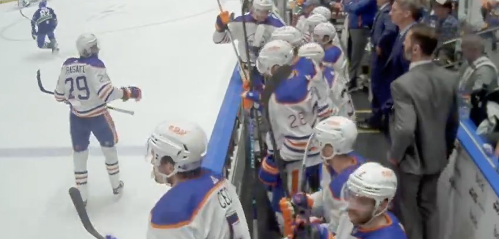 Leon Draisaitl leaves Oilers mid-game with mystery issue