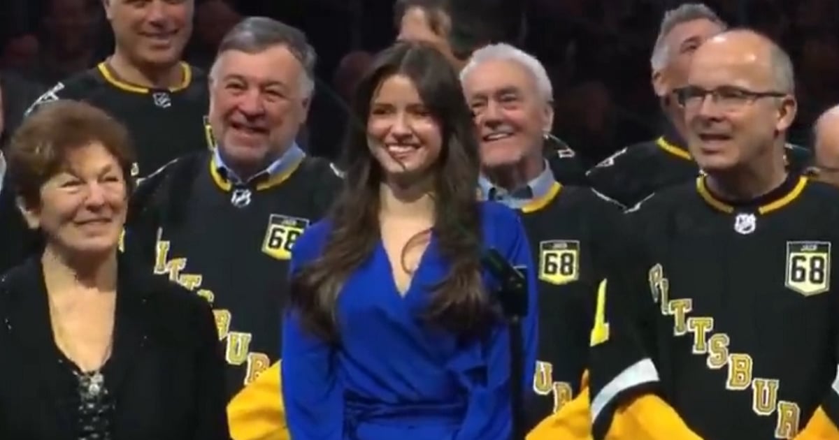 Jaromir Jagr roasts much younger girlfriend during his speech.