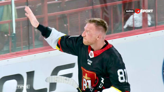 Marian Hossa receives hero's welcome in Goodbye Game 