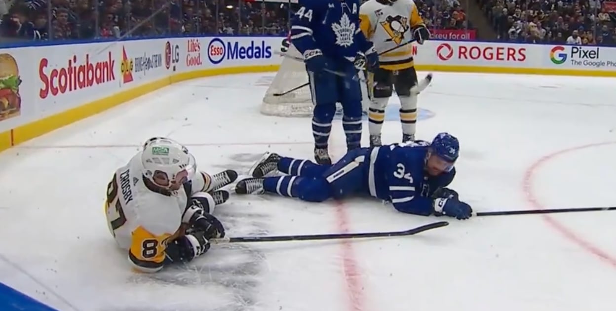 Auston Matthews and Sidney Crosby wreck each other in scary collision 