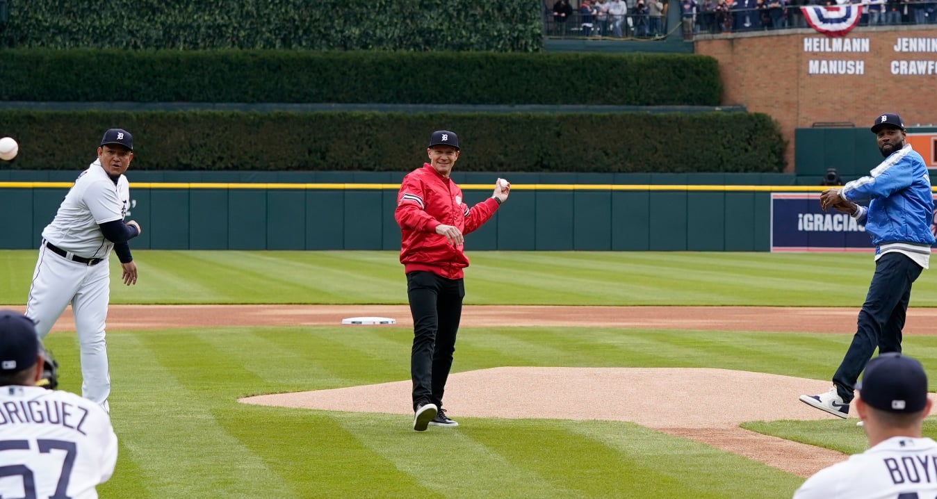 Nicklas Lidstrom throws 1st pitch in Tigers home opener 