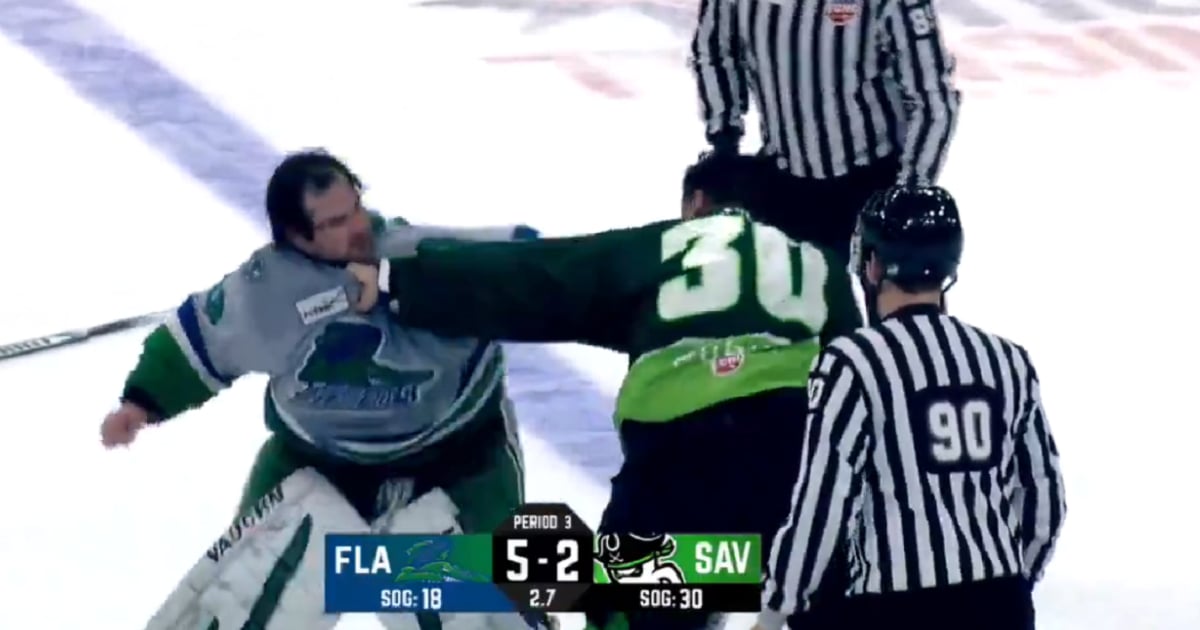 Goalie fight breaks out with 2.7 seconds left in the game!