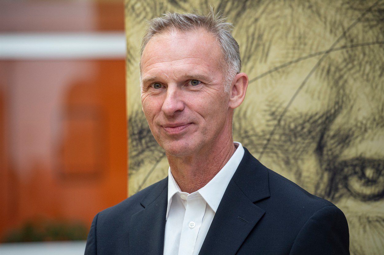 Former Red Wings goalie Dominik Hasek visits Ukraine 