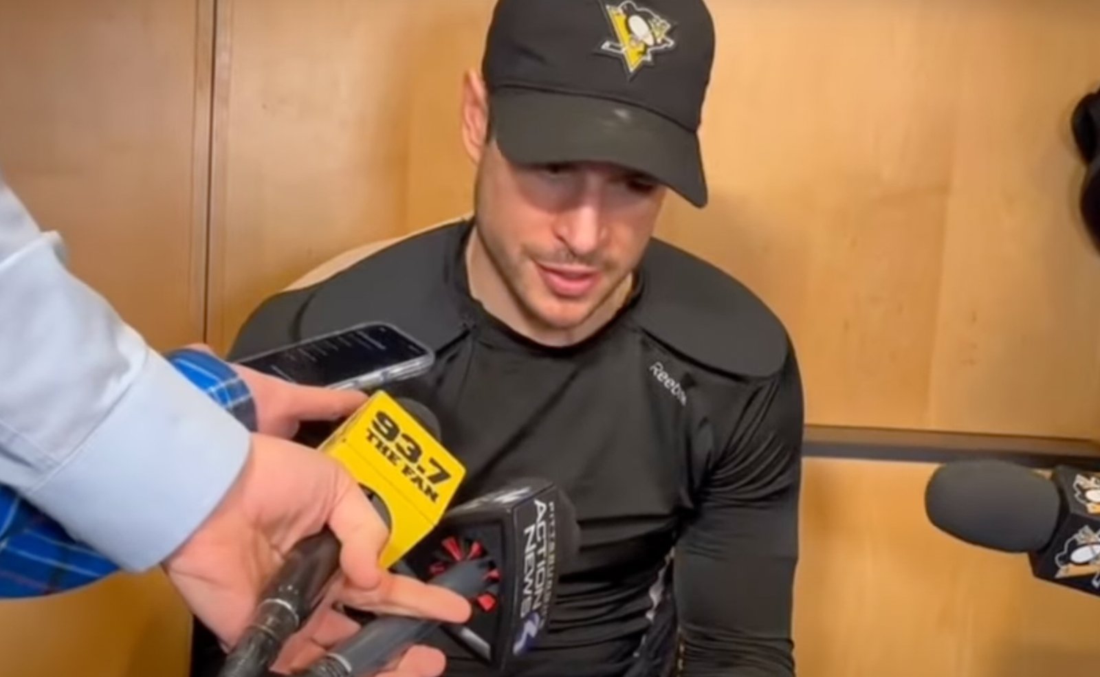 Sidney Crosby takes a shot at GM Kyle Dubas following Guentzel trade