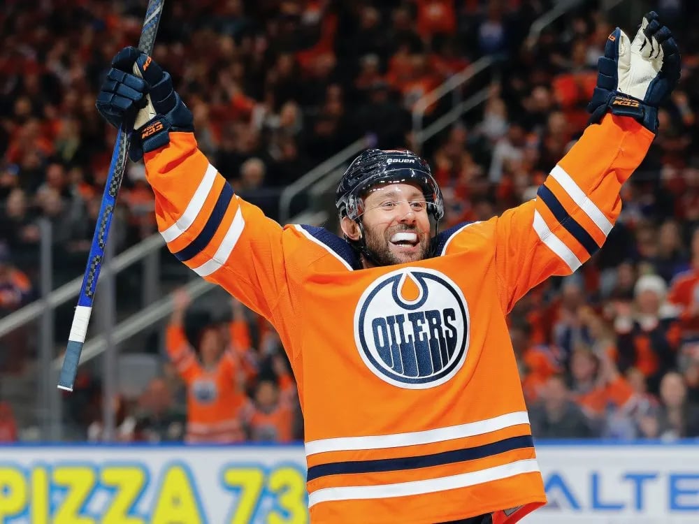Free agent Sam Gagner signs new contract!