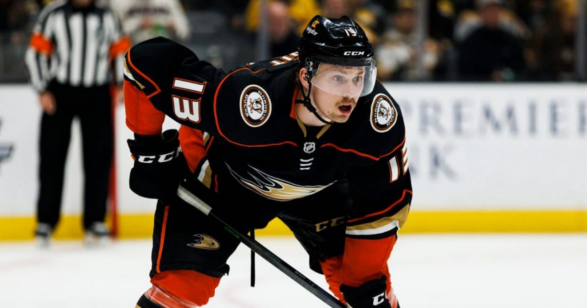 Maple Leafs sign former ducks defenseman Simon Benoit.