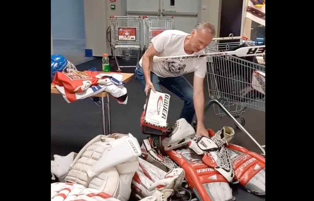 Dominik Hasek forced to come get his equipment out of Czech HHOF