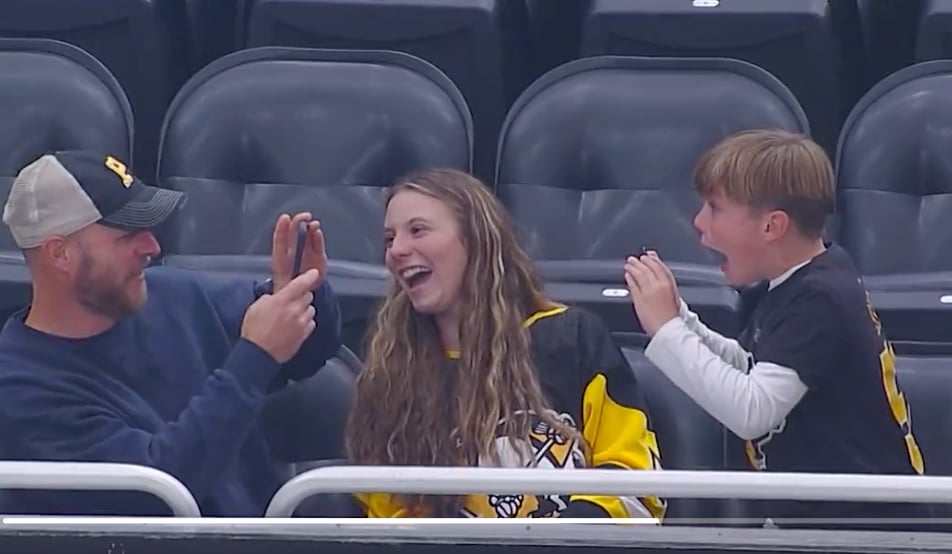 Young fan goes viral for incredible reaction to Sidney Crosby's gesture 