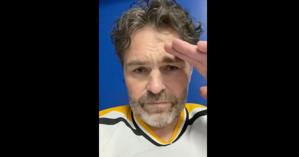 Jagr chirps Zucker for copying his patented salute during retro night