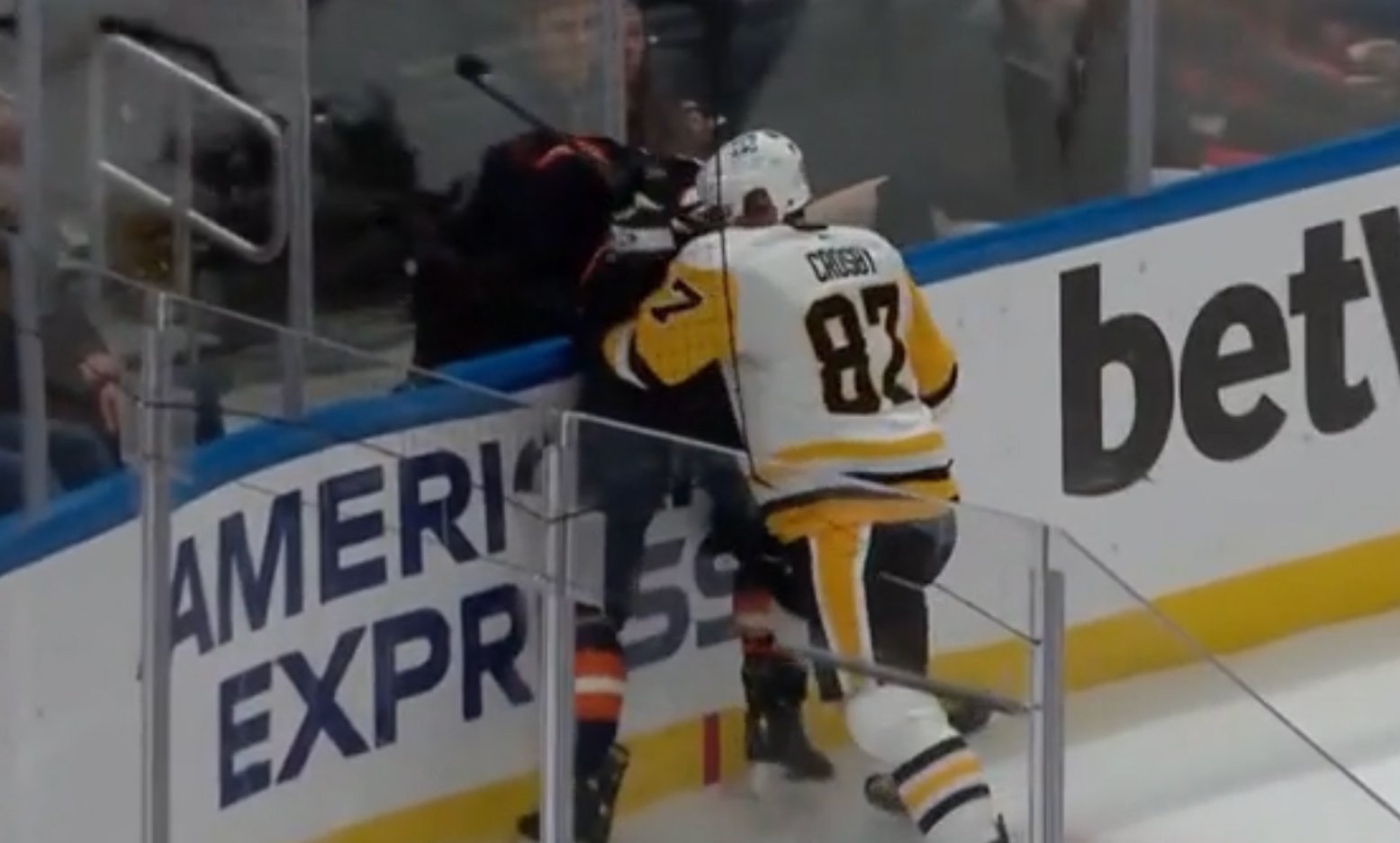 Scott Mayfield has strangest reaction to Sidney Crosby’s attack!