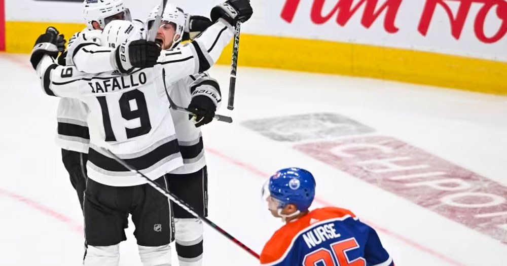 Oilers fans litter the ice with trash after Game 1 loss