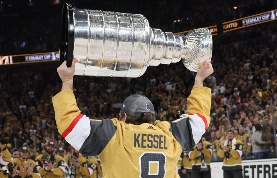 Phil Kessel brings the Stanley Cup back to Toronto 