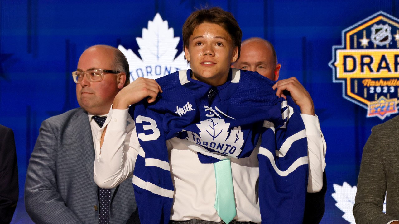 Maple Leafs prospect Easton Cowan claps back at haters 
