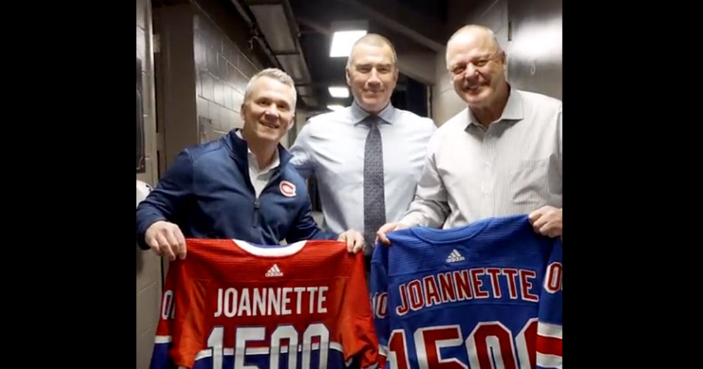 Coaches Gallant and St. Louis come together to honor NHL referee's 1,500th game