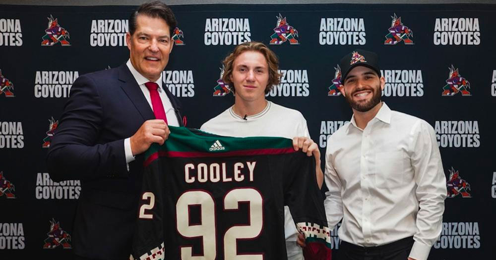 Top prospect Logan Cooley finally signs with the Coyotes