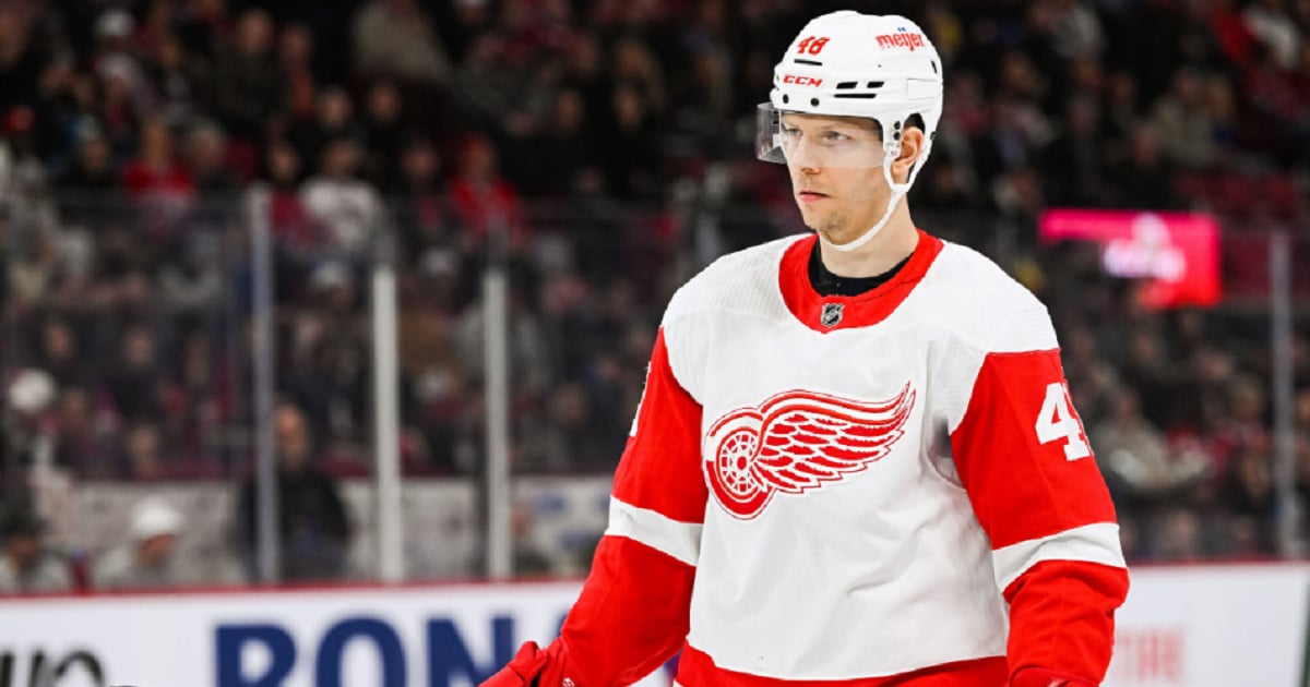 Bruins sign veteran forward Alex Chiasson on Monday.