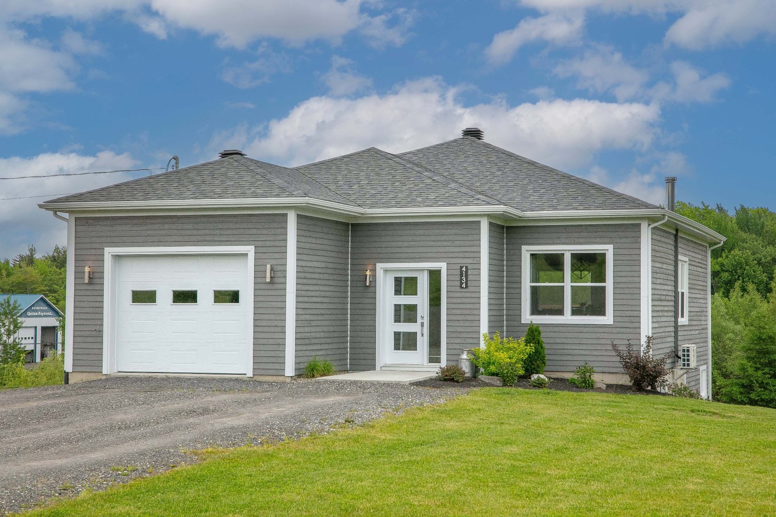 Des finitions de qualité, un intérieur spacieux, un grand terrain de plus d'un acre; il ne manque que vous dans cette propriété de 399 900 $